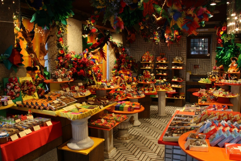 vitrine-ARTIGNOSC SUR VERDON-min_candy_store_chocolate_shop_chocolate_switzerland-393515